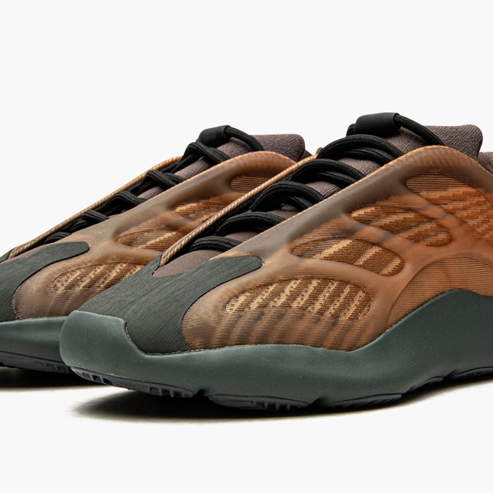YEEZY 700 V3 Copper Fade Size 8
